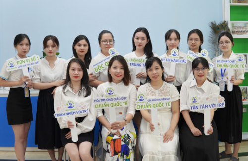 Các cô giáo cùng hai chuyên gia Trần Thị Kiều & Đinh Thanh Tuyến