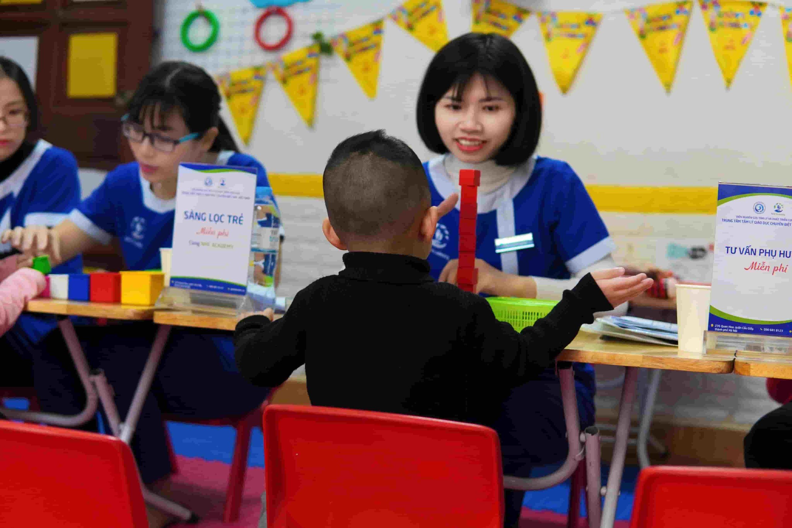 Giáo viên Trung tâm Tâm lý Giáo dục Chuyên Biệt đang sàng lọc trẻ