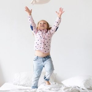 Trẻ 2 tuổi chạy nhảy liên tục mắc chứng tăng động