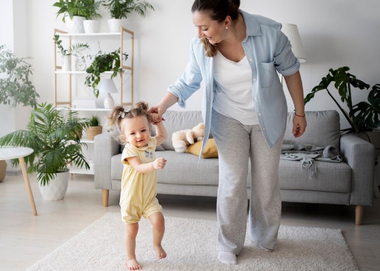 biện pháp can thiệp trẻ 2 tuổi chạy nhảy liên tục bị tăng động