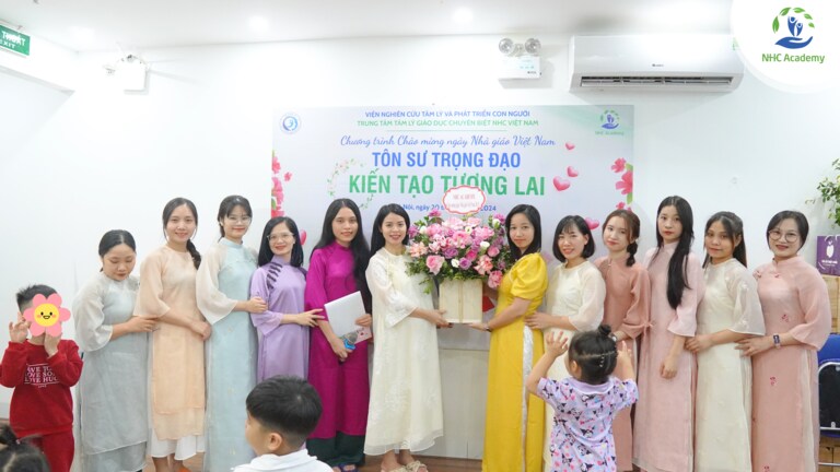 Đại diện NHC Group tặng hoa và qua tri ân đến đội ngũ giáo viên NHC Academy