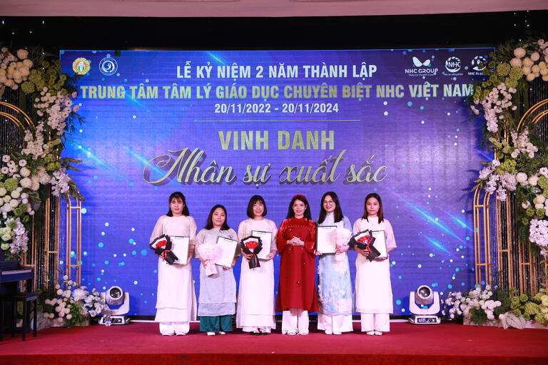 Trao quyết định tăng lương trong lễ kỷ niệm 2 năm ra mắt thương hiệu NHC Academy.