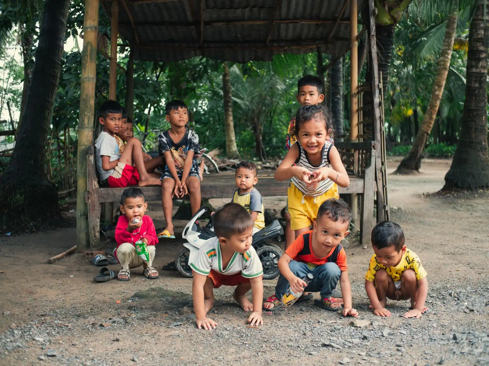 Nhóm trẻ ở vùng quê khom người chuẩn bị chạy thi
